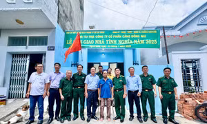 TP Hồ Chí Minh: Bàn giao 'Nhà tình nghĩa' cho gia đình thân nhân liệt sĩ