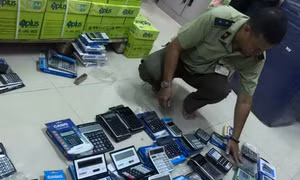 Phát hiện hàng trăm máy tính casio nghi hàng giả 