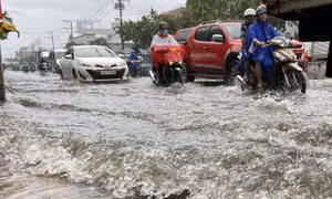 Mưa kéo dài nhiều giờ, hàng loạt tuyến đường ở TP Hồ Chí Minh ngập trong nước