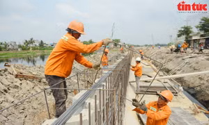 TP Hồ Chí Minh: Công nhân 'đội nắng' thi công dự án hơn 8.000 tỷ đồng