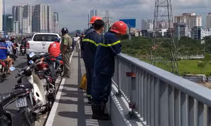 Người đàn ông bỏ xe máy trên cầu, nhảy xuống sông Sài Gòn mất tích