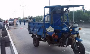 Tông vào đuôi xe ba gác chở thanh nhôm, nam thanh niên chết thảm