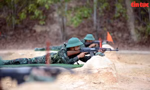 Tân binh khổ luyện trên thao trường 'nắng như đổ lửa'