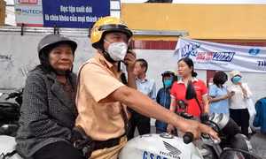 CSGT chở người nhà về lấy sổ hộ khẩu ‘cứu’ thí sinh bị thất lạc CCCD