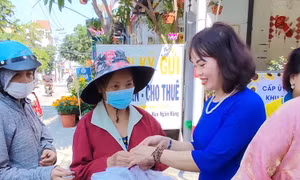  'Suất cơm yêu thương' tặng người lao động khó khăn
