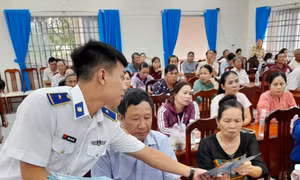 Cảnh sát biển tuyên truyền, phổ biến pháp luật về biển, đảo cho người dân Vũng Tàu