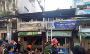 Cháy lớn 2 căn nhà, 1 người bị thương 