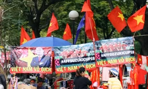 Chung kết lượt đi AFF 2018 Việt Nam - Malaysia: Cờ đỏ, băng rôn hình HLV Park Hang-seo ngập tràn đường phố 