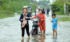 Triều cường vượt báo động III, nhiều tuyến đường TP Hồ Chí Minh mênh mông nước