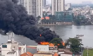TP Hồ Chí Minh: Cháy lớn tàu du lịch trên sông Sài Gòn