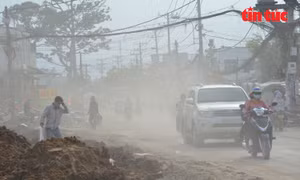‘Ngộp thở’ khi đi qua tuyến đường bụi mịt mù ở TP Hồ Chí Minh
