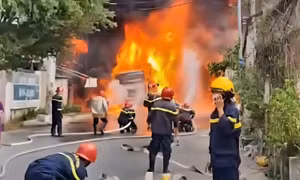 TP Hồ Chí Minh: Xe bồn cháy dữ dội ở Nhà Bè, cột khói đen bốc cao hàng chục mét