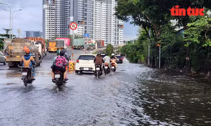 TP Hồ Chí Minh: Triều cường dâng cao, nhiều tuyến đường ngập sâu