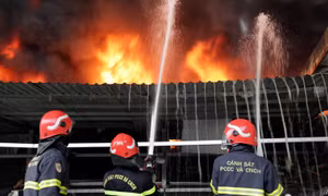 TP Hồ Chí Minh: Cháy lớn kho phế liệu ở huyện Bình Chánh