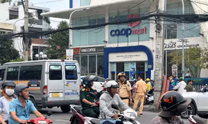 Va chạm xe chở hàng khiến một phụ nữ tử vong, kẹt xe nghiêm trọng trên đường Quang Trung