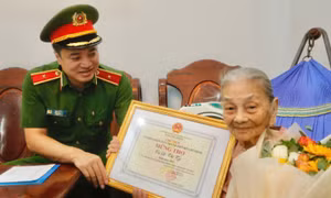 Thiếu tướng Mai Hoàng thăm và chúc thọ người cao tuổi tiêu biểu tại thành phố Thủ Đức