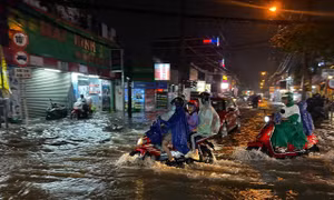 TP Hồ Chí Minh: Nhiều tuyến đường vùng ven ngập sâu trong mưa lớn