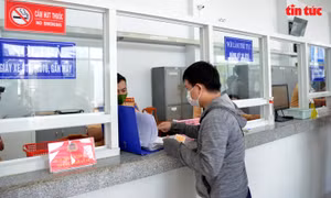 Ngày đầu tiên 5 huyện ngoại thành và quận Bình Thạnh cấp biển số xe cho người dân