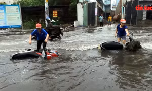 Mưa lớn, nhiều tuyến đường TP Hồ Chí Minh ngập sâu trong biển nước