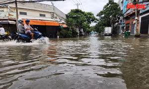 Nhiều tuyến đường TP Hồ Chí Minh tiếp tục ngập sâu do triều cường