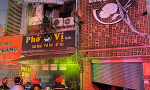 Kịp thời cứu 4 người mắc kẹt trong vụ cháy ở trung tâm TP Hồ Chí Minh