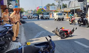 TP Hồ Chí Minh: Ô tô mất lái đâm 8 xe máy và 5 ô tô