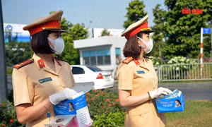 Những ‘bóng hồng’ CSGT xuống đường phát khẩu trang miễn phí
