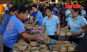 Những chàng trai trẻ 'giữ lửa' tiệm mì 0 đồng ở TP Hồ Chí Minh