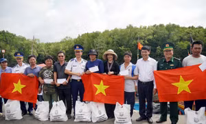 TP Hồ Chí Minh: Cảnh sát biển đồng hành với ngư dân huyện Cần Giờ