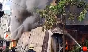 TP Hồ Chí Minh: Kịp thời giải cứu 2 người mắc kẹt trong căn nhà bốc cháy