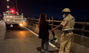 TP Hồ Chí Minh: CSGT ngăn cản kịp thời cô gái có ý định nhảy cầu tự tử