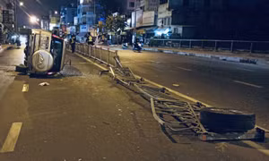 Ô tô mất lái húc đổ dải phân cách, đâm trúng xe máy rồi lật ngang