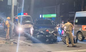 TP Hồ Chí Minh: Ô tô 7 chỗ đâm liên hoàn xe máy dừng đèn đỏ, 3 người bị thương