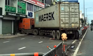 TP Hồ Chí Minh: Xe container mất lái đâm vào một chi nhánh ngân hàng