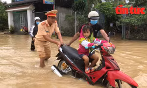 An Giang: Huy động lực lượng hỗ trợ người dân dọn dẹp, khắc phục sự cố sau mưa dông 