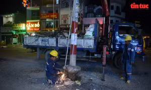 TP Hồ Chí Minh: Xuyên đêm thu hồi trụ điện trên dự án mở rộng đường Tân Kỳ - Tân Quý 