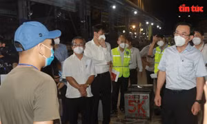 Bí thư Thành ủy TP Hồ Chí Minh Nguyễn Văn Nên kiểm tra chợ đầu mối Bình Điền trong đêm