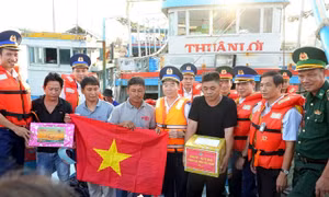 Cảnh sát biển Việt Nam thăm, tặng quà Đảng bộ, chính quyền, quân dân huyện đảo Phú Quý
