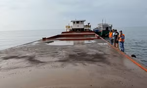 Cảnh sát biển bắt giữ tàu vận chuyển cát không rõ nguồn gốc