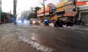 Nhiều tuyến đường TP Hồ Chí Minh chìm trong biển nước sau cơn mưa lớn