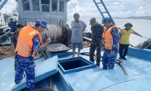 Cảnh sát biển phối hợp bắt tàu vận chuyển 90.000 lít dầu DO trái phép