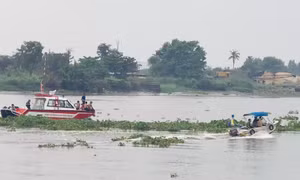 Va chạm sà lan, ghe chở cát chìm trên sông Sài Gòn, 1 người mất tích