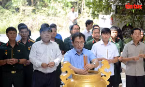 Đoàn cán bộ Thông tấn xã Việt Nam về nguồn tại Tây Ninh