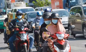 Người dân TP Hồ Chí Minh chống chọi nắng gắt 