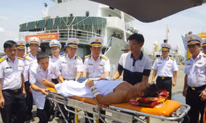 Đưa ngư dân bị tai nạn trên biển về đất liền an toàn