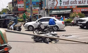 TP Hồ Chí Minh: Trụ đèn chiếu sáng trên cầu vượt rơi trúng người đi đường