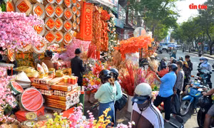 Nhộn nhịp phố bán đồ trang trí Tết lớn nhất TP Hồ Chí Minh