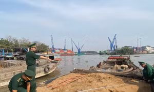 Bắt giữ 2 ghe tải hút cát trái phép trên sông