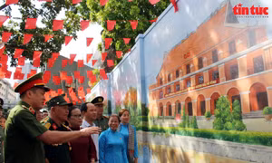 Bích họa 'Việt Nam tươi đẹp' thứ 19 chào mừng 50 năm thống nhất đất nước