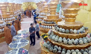 Người dân vui mừng khi tìm được tro cốt người thân bị thất lạc tại chùa Kỳ Quang 2